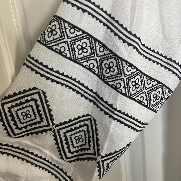 NWT White & Black Tunic Style Top with Embroidery - Picture 2 of 6